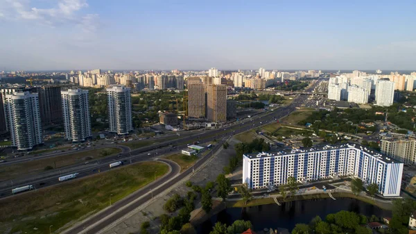 Вид с воздуха на городской пейзаж Осокорки и Позняки. Дарницкий район, Киев Украина . — стоковое фото