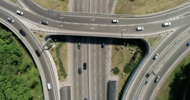 Bir türbin yol kavşağı Kiev hava görünümünü. Yaz aylarında Cityscape.