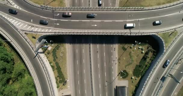 Αεροφωτογραφία του μια τουρμπίνα δρόμο ανταλλαγής στο Κίεβο. Αστικό τοπίο το καλοκαίρι. — Αρχείο Βίντεο