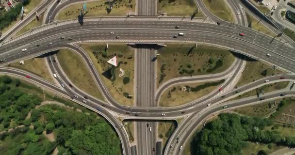 Vue aérienne d'un échangeur routier à turbine à Kiev. Paysage urbain en été .