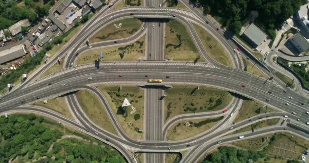 Widok z lotu ptaka z turbiny interchange road w Kijowie. Gród w lecie. — Wideo stockowe