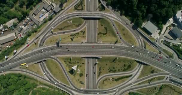 Vue aérienne d'un échangeur routier à turbine à Kiev. Paysage urbain en été .