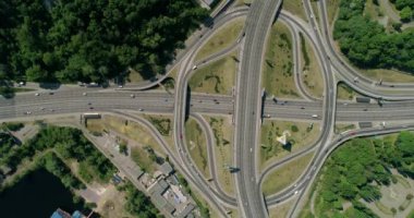 Köprüde bir şehir trafik havadan görünümü.