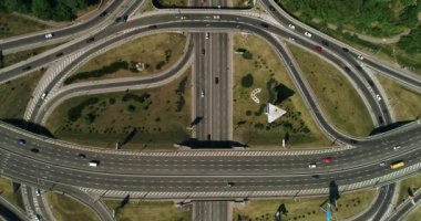 Köprüde bir şehir trafik havadan görünümü.