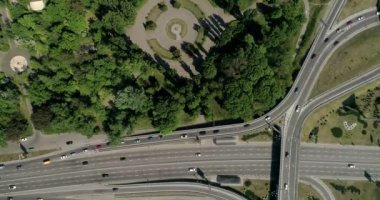 Köprüde bir şehir trafik havadan görünümü.