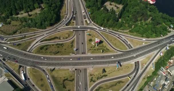 Αεροφωτογραφία του μια κίνηση της πόλης στη γέφυρα. — Αρχείο Βίντεο