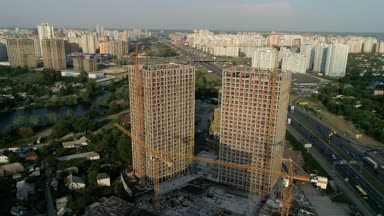 Peyzaj inşaat binalar ve endüstriyel Vinçler ile şehrin havadan görünümü.