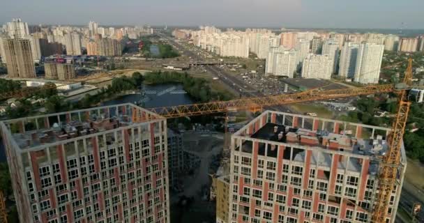 Vista aérea del paisaje en la ciudad con edificios en construcción y grúas industriales . — Vídeo de stock