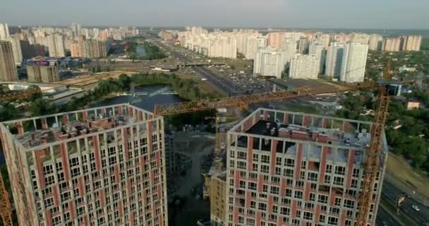 Letecký pohled na krajinu v městě s podle konstrukce budov a průmyslové jeřáby. — Stock video