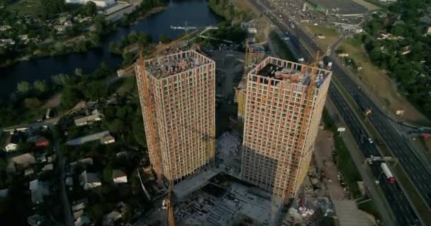 풍경 도시 건설 건물 및 산업용 크레인 아래에서 항공 보기. — 비디오