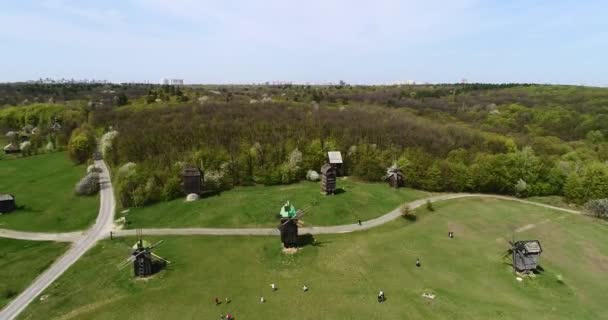 Вид с воздуха на традиционное украинское село весной, Пирогово, Клев — стоковое видео
