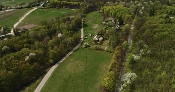 Letecký pohled na tradiční ukrajinské vesnice v jaře, Pirogovo, Kyjev — Stock video