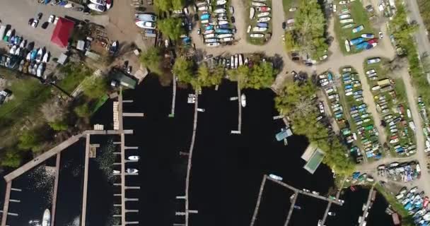 Vista aérea de barcos en tierra cerca del puerto — Vídeos de Stock