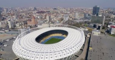 Havadan görünümü Kiev olimpik stadyum yukarıda. Kiev bussines ve sanayi şehir manzarası.