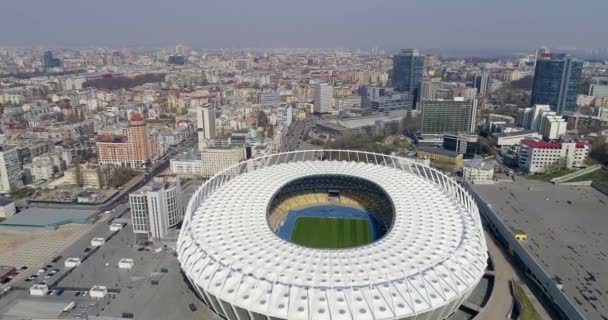 Letecký pohled nad olympijského stadionu v Kyjevě. Kyjev průmyslu a obchodní město krajina. — Stock video
