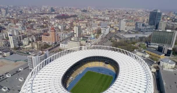 Widok z lotu ptaka powyżej stadionu Olimpijskiego w Kijowie. Krajobraz Miasto biznesu i przemysłu. — Wideo stockowe