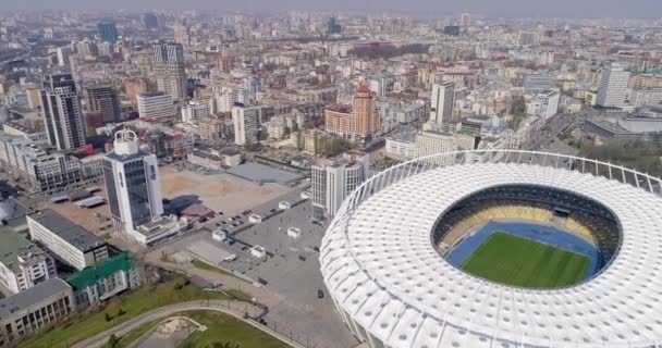 Havadan görünümü Kiev olimpik stadyum yukarıda. Kiev bussines ve sanayi şehir manzarası. — Stok video