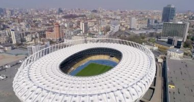 Havadan görünümü Kiev olimpik stadyum yukarıda. Kiev bussines ve sanayi şehir manzarası.