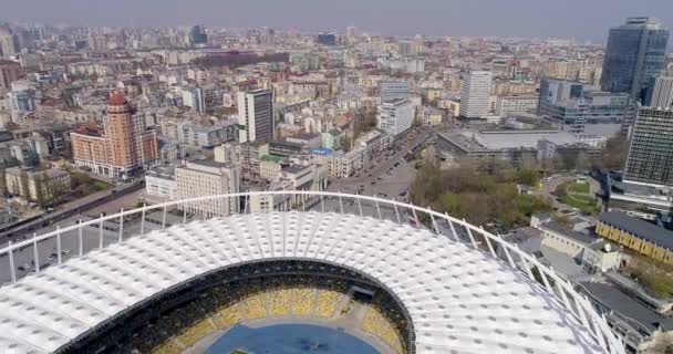 Havadan görünümü Kiev olimpik stadyum yukarıda. Kiev bussines ve sanayi şehir manzarası. — Stok video