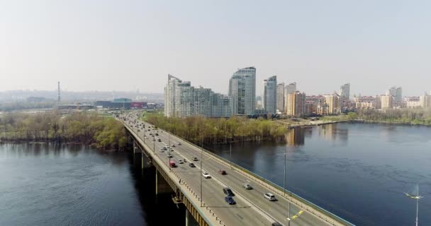 Veduta aerea di un traffico cittadino sul ponte Nord . — Video Stock