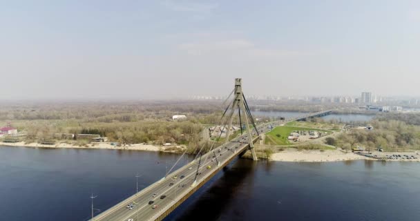 Αεροφωτογραφία του μια κίνηση της πόλης στη βόρεια γέφυρα. — Αρχείο Βίντεο