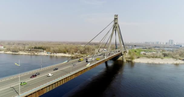 Vista aérea de un tráfico urbano en el puente norte . — Vídeos de Stock