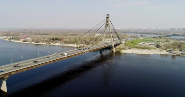 Letecký pohled na městském provozu na North bridge. — Stock video