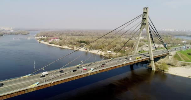 Vista aérea de un tráfico urbano en el puente norte . — Vídeo de stock
