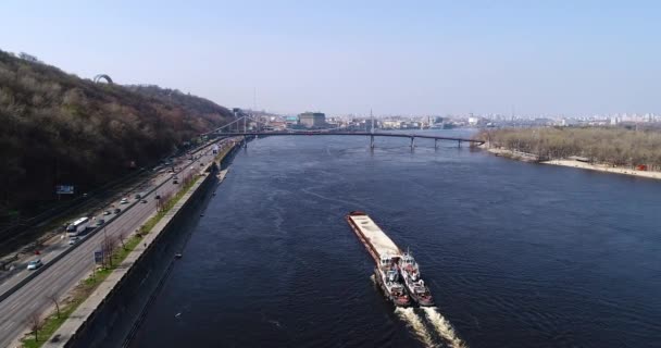 Flygfoto över bron Parkoviy. — Stockvideo