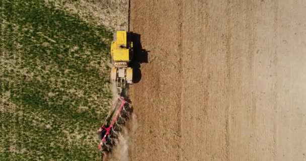 Luchtfoto Beelden Van Een Trekker Een Veld Trekker Plows Een — Stockvideo