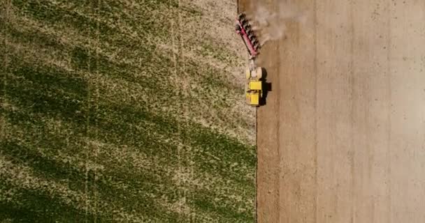 一辆拖拉机在田野上的空中镜头 拖拉机在春季犁耕犁 拖拉机犁地里 制造大量灰尘 — 图库视频影像