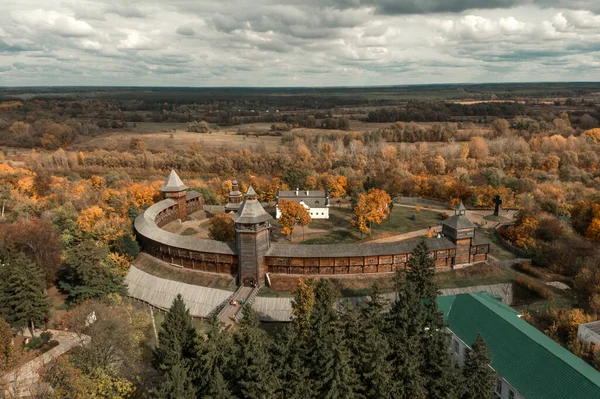 Vista aérea do Castelo de Baturin com o rio Seym em Chernihiv Oblast da Ucrânia. Bela paisagem outono . — Fotografia de Stock