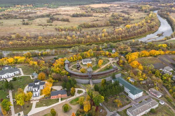 Letecký pohled na hrad Baturin s řekou Seym v Chernihivské oblasti Ukrajiny. Krásná podzimní krajina. — Stock fotografie