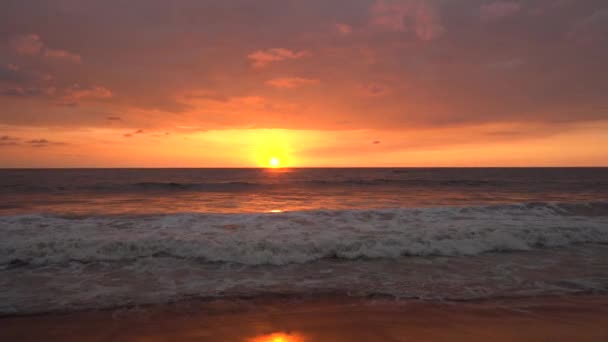 Καταπληκτικό ηλιοβασίλεμα με θέα στον ωκεανό. Πανόραμα του όμορφου ηλιοβασιλέματος στον ωκεανό. — Αρχείο Βίντεο