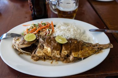 Restorandaki masada salata ve meze ile ızgara balık.
