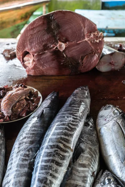 Mesa para limpeza de peixe e marisco. Atum rabilho fatiado — Fotografia de Stock