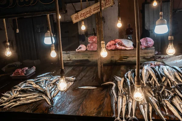 Street fish market. On the table lies selling ocean fish. — Stock Photo, Image