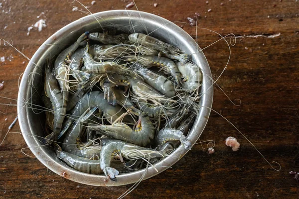 Camarão tigre fresco em uma tigela em uma mesa de madeira — Fotografia de Stock