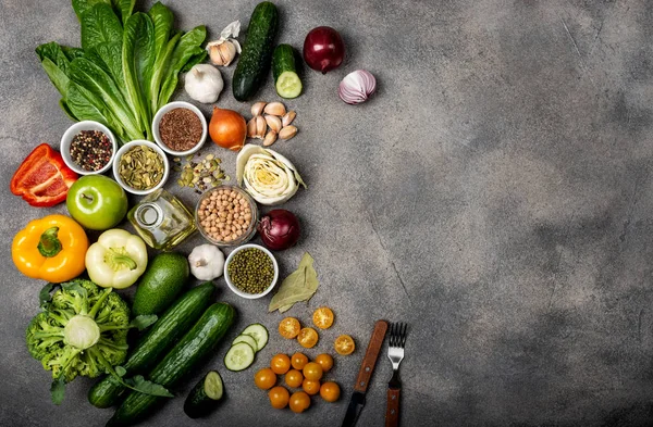 野菜やスパイス、健康的なベジタリアン料理を作るための材料などですテキストのためのスペースを持つ灰色の背景の上のビュー. — ストック写真