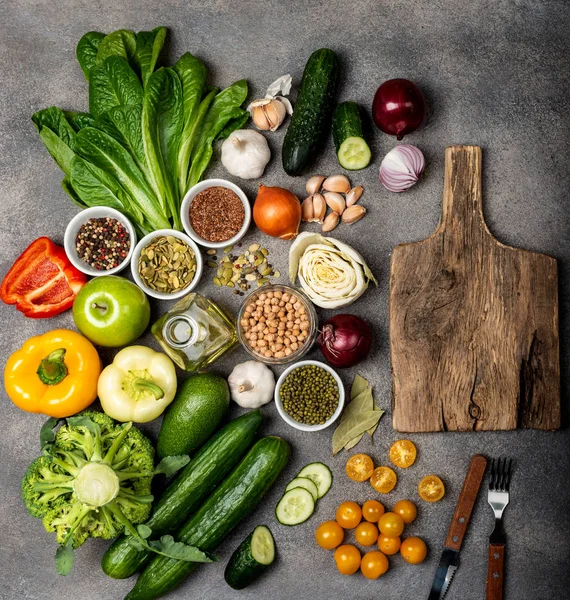 Zbiór różnych warzyw i przypraw, składniki do przygotowania zdrowej żywności wegetariańskiej. Widok z góry na szarym tle. Koncepcja diety — Zdjęcie stockowe