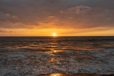 Hint Okyanusu kıyısında güzel bir gün batımı.