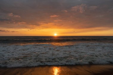 İnanılmaz Okyanus Manzaralı Günbatımı. Okyanusta güzel bir gün batımı manzarası.
