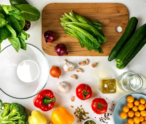 ボード上のロメインレタスとテーブルの上に異なる野菜やスパイス。サラダの材料。健康的な食事ビーガンフードコンセプト.トップ表示. — ストック写真