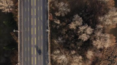 Kışın Magic City Köprüsü 'nde kar olmadan trafik var. Üst Görünüm.