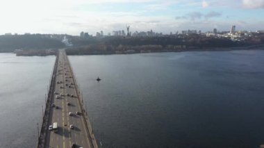 Köprüde yoğun şehir trafiği var. Endüstri Şehri - Köprü Trafiği.