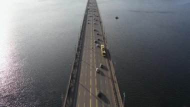 Köprüde yoğun şehir trafiği var. Endüstri Şehri - Köprü Trafiği.