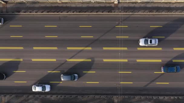 Traffico cittadino sul ponte. Vista dall'alto . — Video Stock