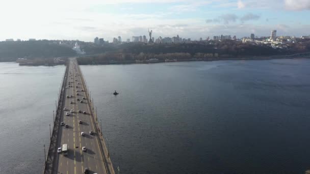 Nehéz városi forgalom a hídon. Ipari város - Bridge Forgalom. — Stock videók