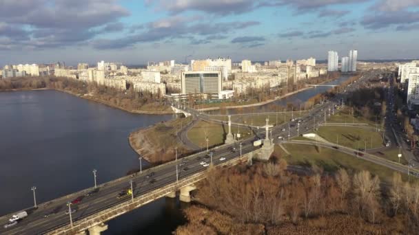 Hermosa vista aérea del tráfico de la ciudad en el puente. Tráfico urbano en el Puente de Patona. Vista de Rusanovskaya Embankment . — Vídeos de Stock