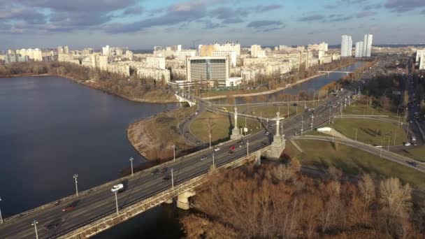 Вид з висоти на міський рух на мосту. Міський рух на мосту Патона. Вид на Русановську набережну. — стокове відео